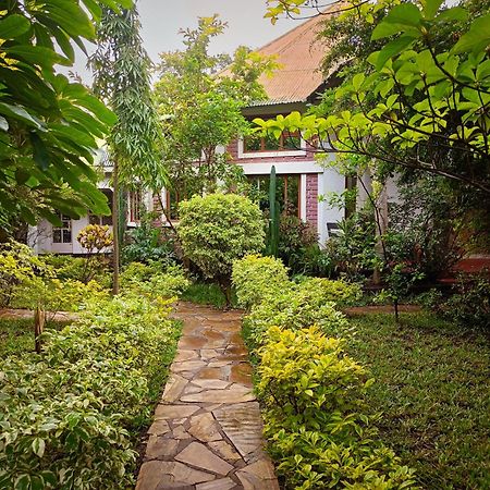 Shamba Hostel Usa River エクステリア 写真